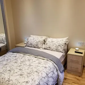 London Luxury 4 Bedroom Sleeps 12 People With 4 Bathrooms 1 Min Walk From Station Wanstead