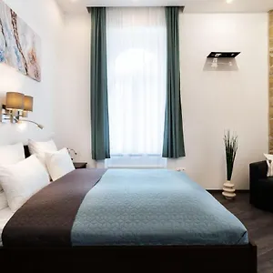 Comfy New At Castle Apartment